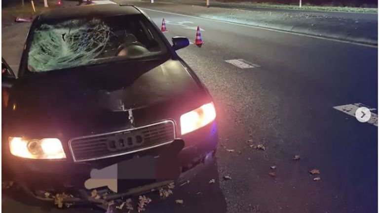 De zwaar beschadigde auto (foto: wijkagent Meierij).