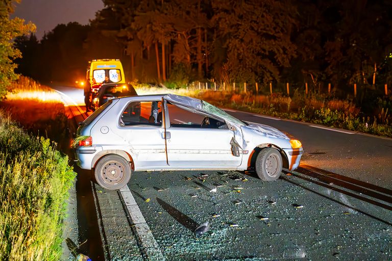 Auto over de kop (foto: Gabor Heeres/SQ Vision).