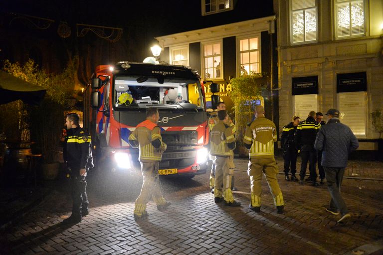 Politie en brandweer bij het getroffen café (foto: Perry Roovers/SQ Vision).
