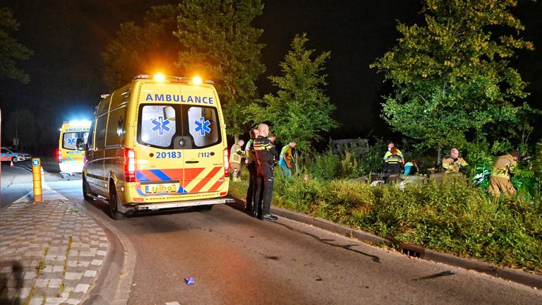 Voor de gewonde bestuurder werd een ambulance opgeroepen (foto: Toby de Kort/SQ Vision).