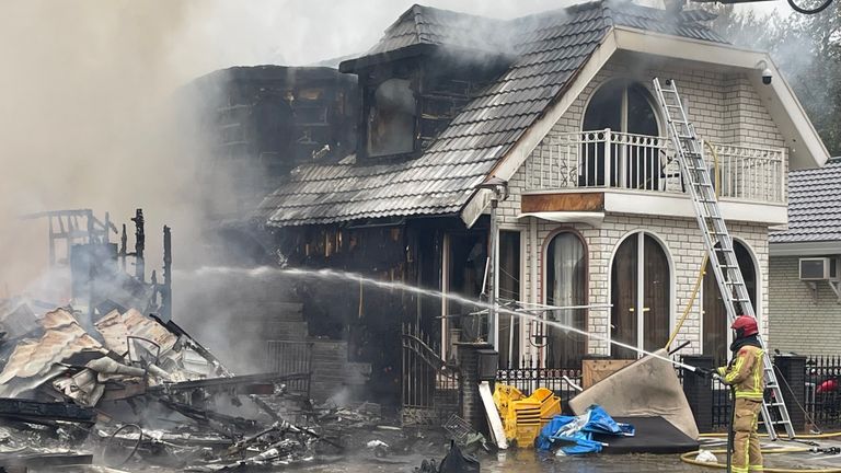 Veel schade aan dit huis (foto: Imke van de Laar).