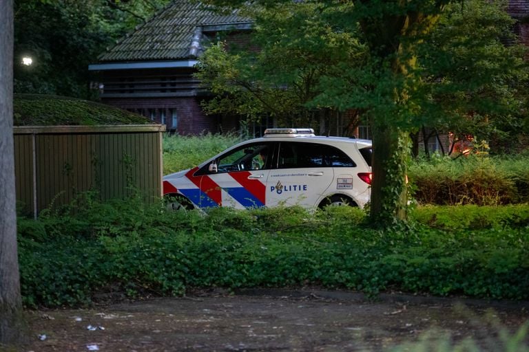 De politie doet onderzoek in de Hoofdlaan in Halsteren (foto: Christian Traets/SQ Vision).