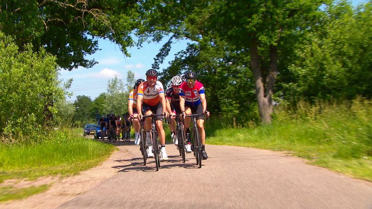 Geen publiek langs de route, maar deze keer wél zon. 