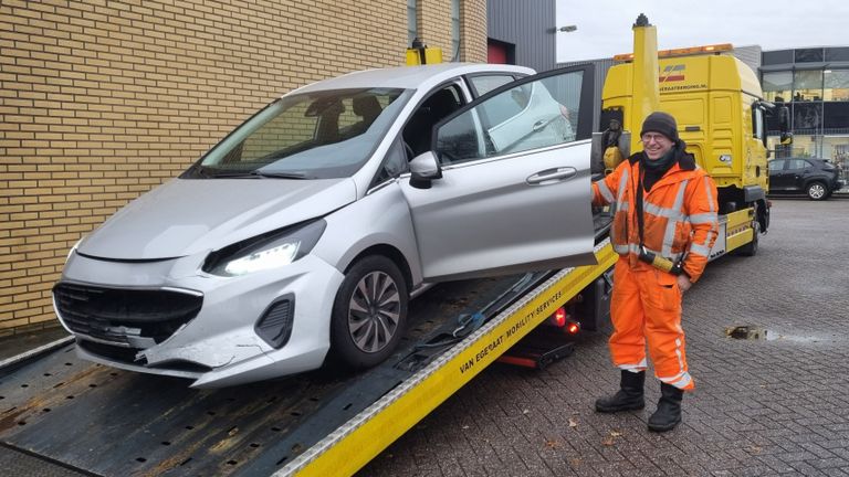 Berger Dion brengt de schadeauto's naar de garage (foto: Collin Beijk).