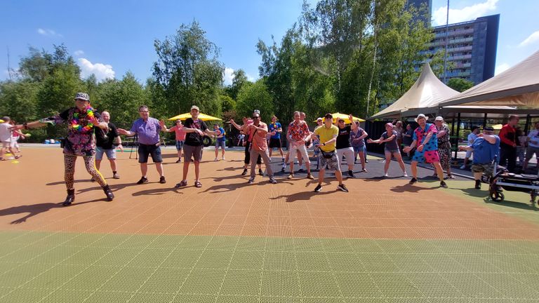 Het gaat goed los op de dansvloer in het Spoorpark (Foto: Omroep Brabant).