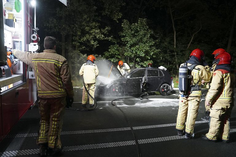De brandweer bluste de auto op de Luikerweg bij Valkenswaard (foto: Jozef Bijnen/SQ Vision).