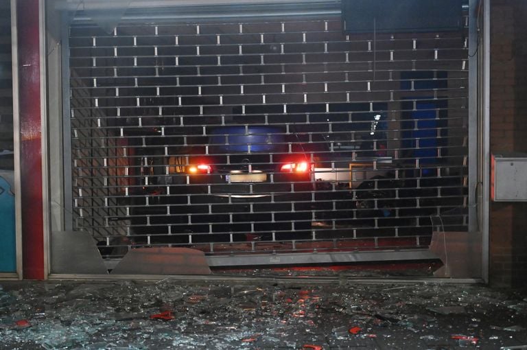 Het rolluik voor Hucca Room sloeg na het binnenrijden van de auto weer dicht (foto: Perry Roovers/SQ Vision).