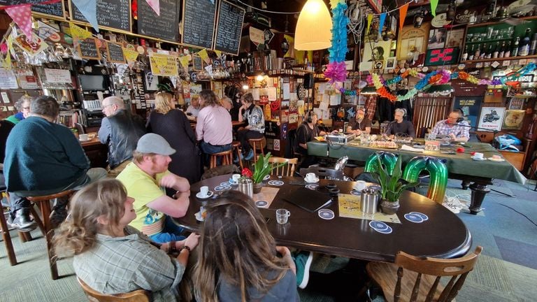 De radioshow wordt op zondag gemaakt vanuit café Troubadour in Tilburg (foto: Tom Berkers).