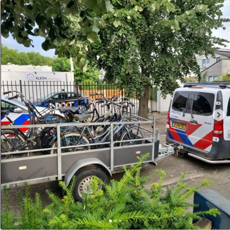 De politie nam bij de fietsendief meerdere fietsen in beslag (foto: Instagram politie Boxtel-Vught-Gestel).