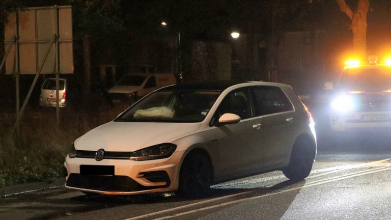 De auto raakte in Kaatsheuvel zwaar beschadigd (foto: Erik Haverhals/SQ Vision).