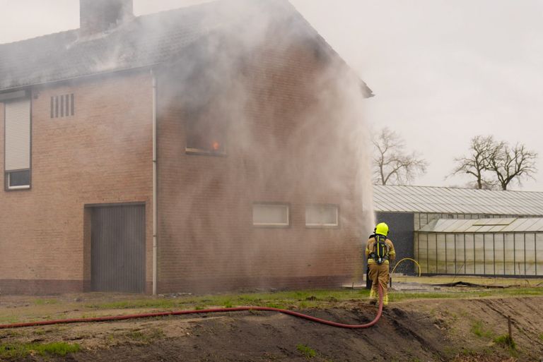 Het vuur woedde op de eerste etage van het huis (foto: Harrie Grijseels/SQ Vision).