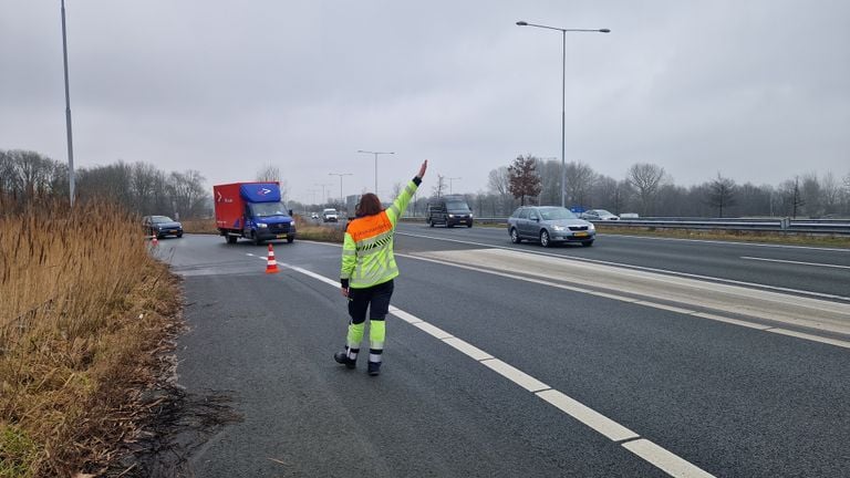 Weginspecteur Jessie bij een pechgeval op de A2 (foto: Noël van Hooft)