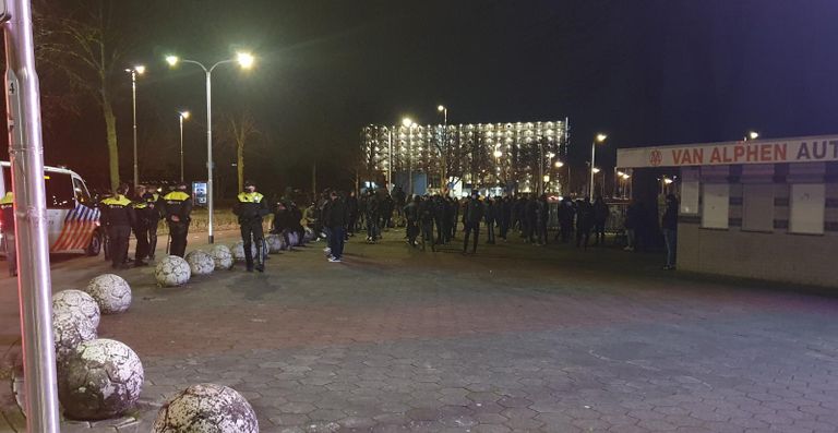 Drukte bij het stadion in Tilburg.