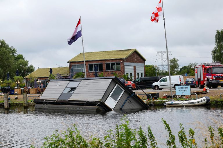 De woonboot in Son maakte dinsdagochtend water (foto: Gabor Heeres/SQ Vision).