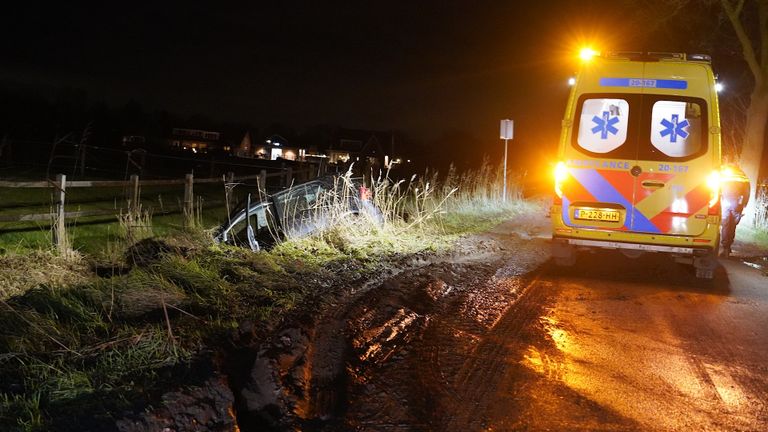 Auto rijdt sloot (foto: Jeroen Stuve/SQ Vision).