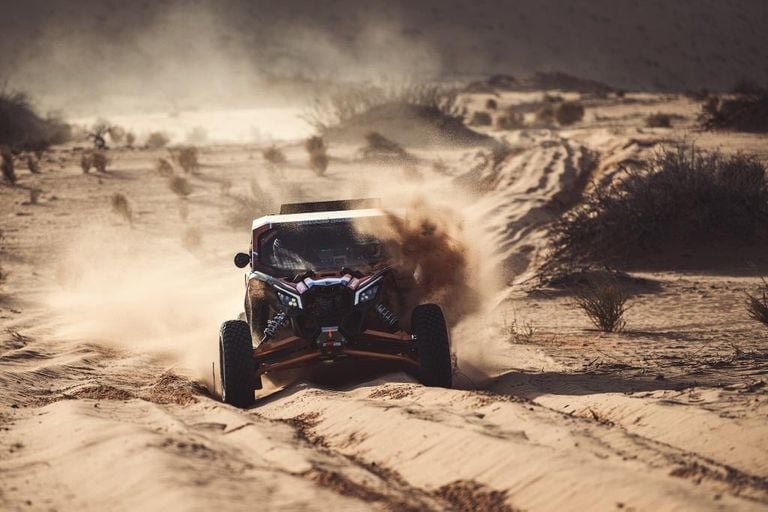 De buggy van Kees Koolen en Jurgen van den Goorbergh tijdens de Hail Baja in Saoedi-Arabië.