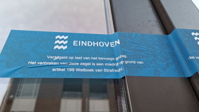 De gemeente Eindhoven sloot de delicatessenzaak aan de Kleine Berg in Eindhoven. 