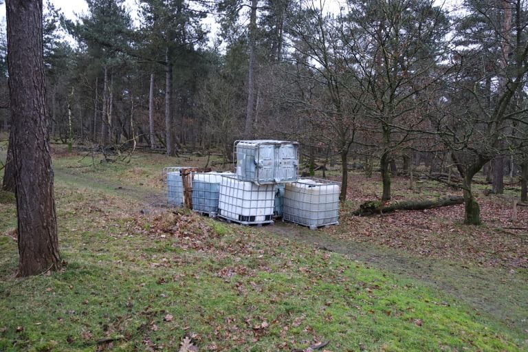 De vaten werden zondagochtend vroeg gevonden In het bos aan de Van Ophovenlaan in Wilbertoord (foto: Kevin Kanters/SQ Vision).