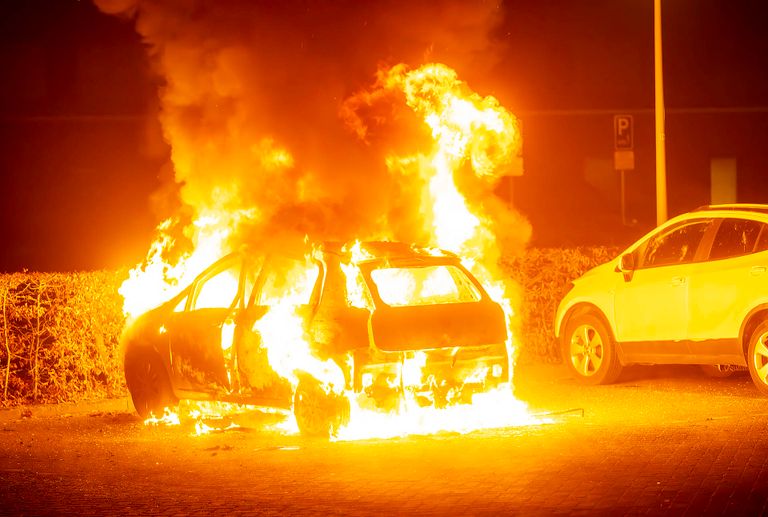 De auto in Oss die in lichterlaaie stond (foto: Gabor Heeres/SQ Vision).