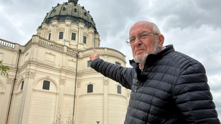 Jan Bedaf wijst naar de schoorsteen waar de witte rook uitkomt (foto: Erik Peeters)