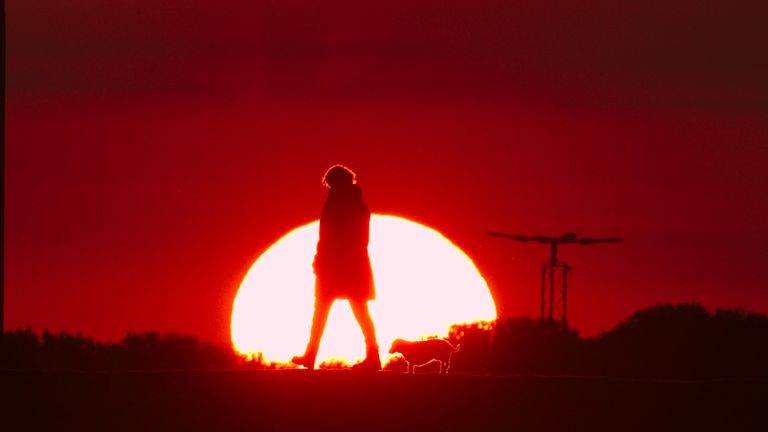 Een willekeurige wandelaar in rode sferen op 15 mei. (foto: Joris van Boven)