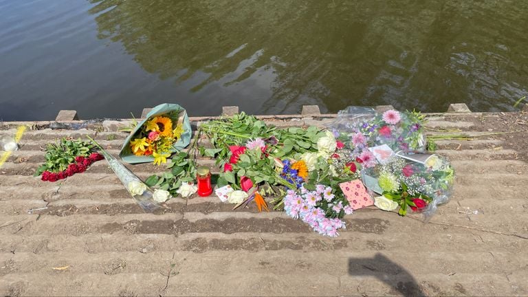 Bloemen op de plek waar het ongeluk gebeurde (foto: René van Hoof).