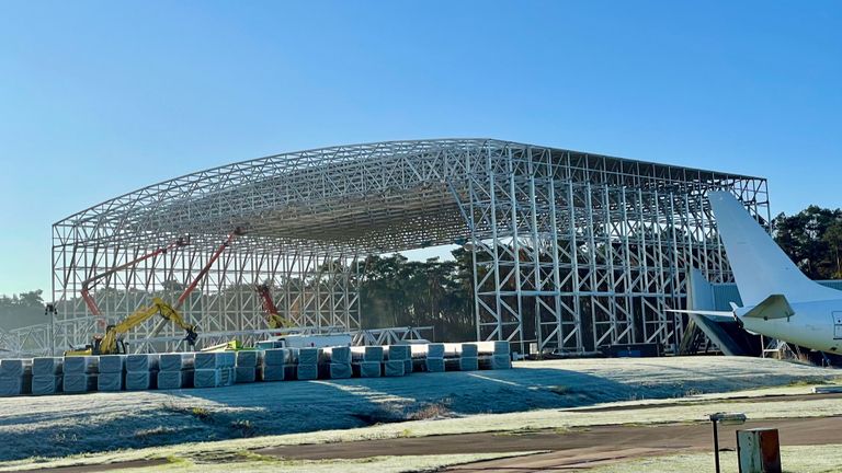 De nieuwe mega-onderhoudshal in Hoogerheide (foto: Erik Peeters)