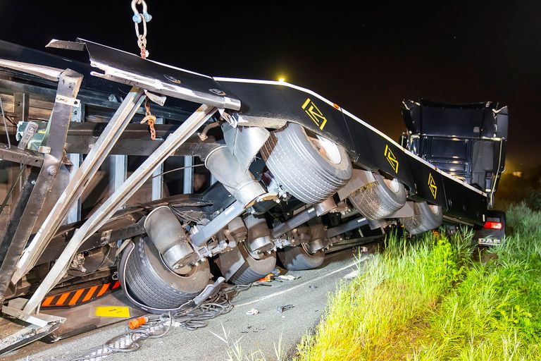 Vanwege het ongeluk werd de afrit Heeswijk-Dinther-Zuid tijdelijk afgesloten (foto: Gabor Heeres/SQ Vision). 