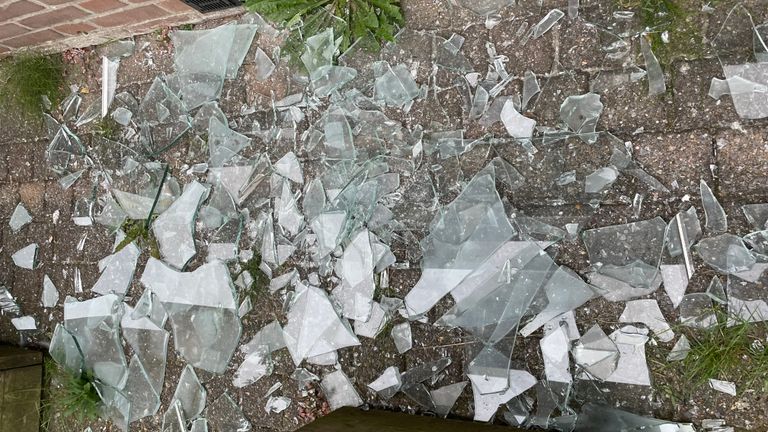 Het gevolg van de ontploffing aan de Antwerpenlaan in Eindhoven: een berg glasscherven (foto: Raymond Merkx).