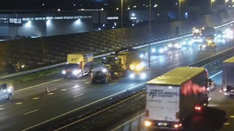 De botsing vond plaats op de A2 bij Kerkdriel (foto: X/Rijkswaterstaat).