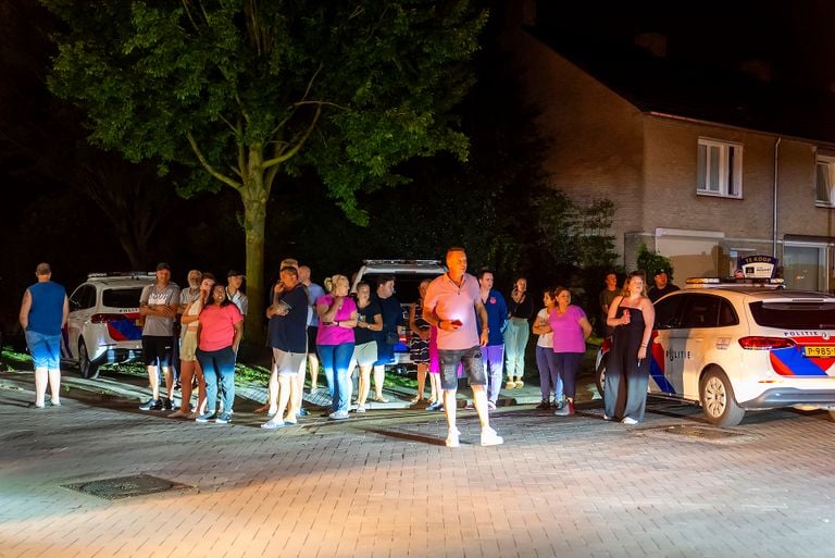 Veel buurtbewoners kwamen kijken wat er gebeurd was aan de Van Limburg Stirumstraat in Oss (foto: Gabor Heeres/SQ Vision).