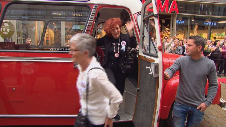 Marian en Marie-Jose komen met een speciale HEMA limousine bus aan bij de rode loper voor hun HEMA