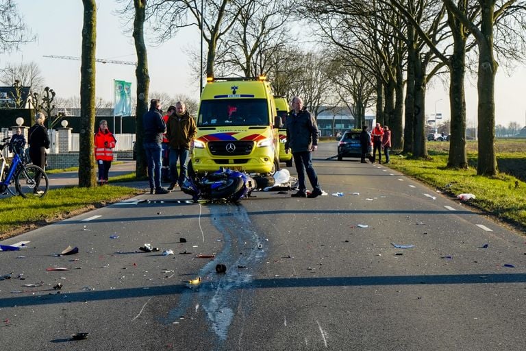 Motorrijder zwaargewond (foto: Jurgen Versteeg/SQ Vision).