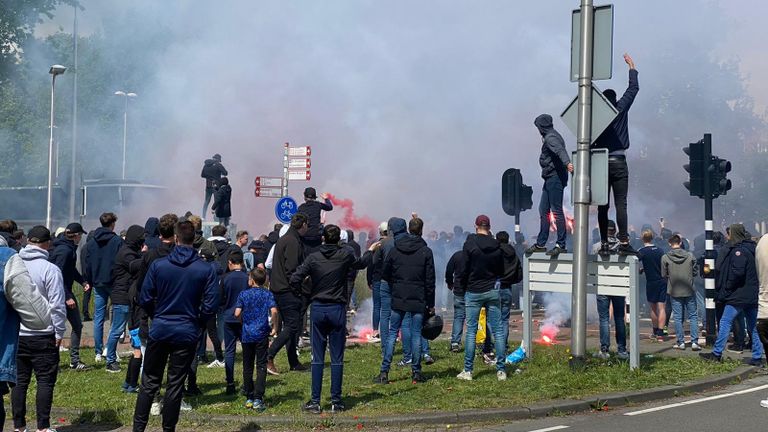 Fakkels voor de spelers van Willem II (foto: Fabian Eijkhout).