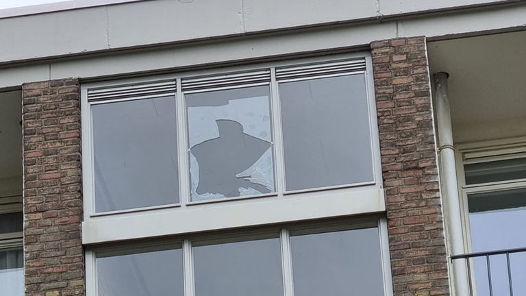 Glaszetters herstelden de ruit van het appartementencomplex in Eindhoven (foto: Dierenambulance Brabant-Zuidoost).