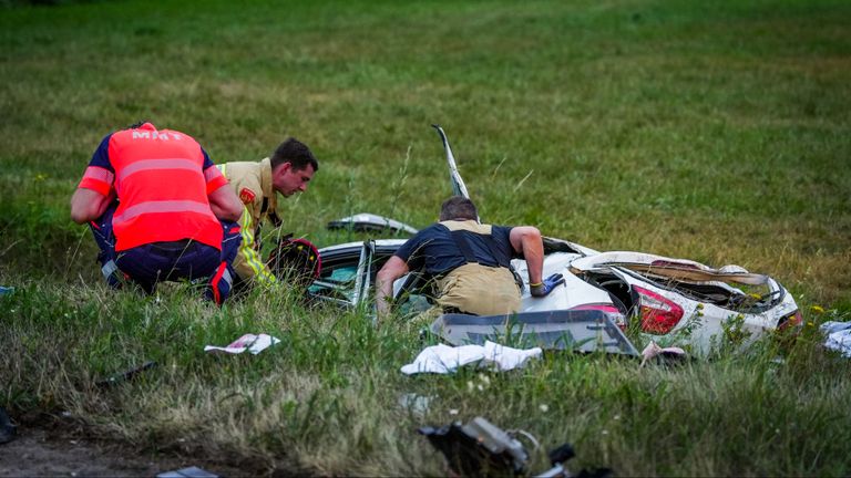 De auto van de vrouw kwam via de middenberm aan de andere kant van de Europaweg in een sloot terecht  (foto: SQ Vision).