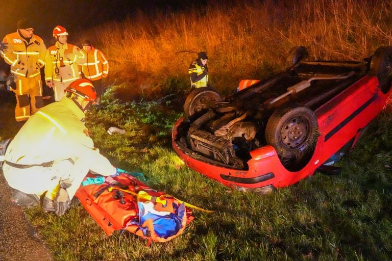 De auto schoof van de Broekdalerbaan in Aarle-Rixtel en eindigde op het dak (foto: Harrie Grijseels/SQ Vision).