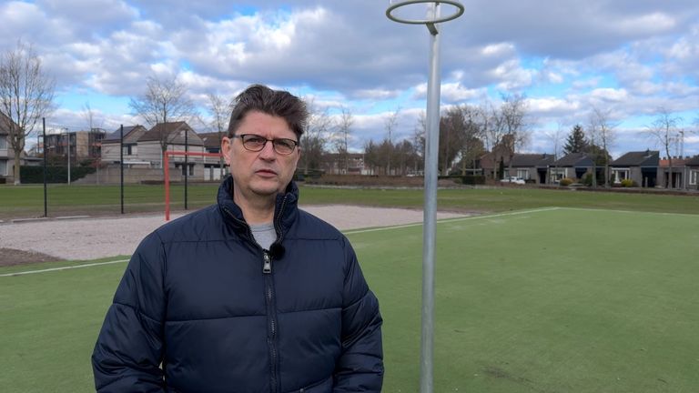 Raymond Overdevest naast een van de korfbalpalen in het voetbalveldje (foto Jan Peels)