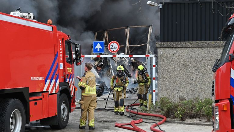 Het gebouw van Axell Logistics in Etten-Leur stortte maandagmiddag in (foto: Perry Roovers/SQ Vision).