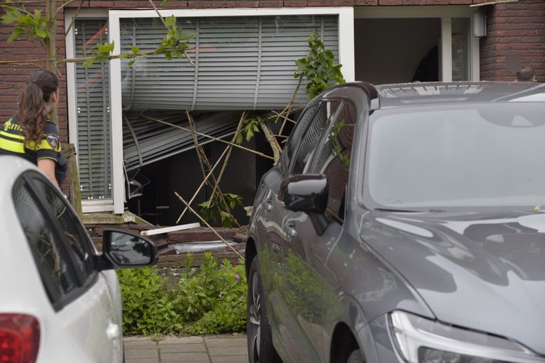 De vrouw ramde met de auto de gevel van haar huis (foto: Perry Roovers/SQ Vision).