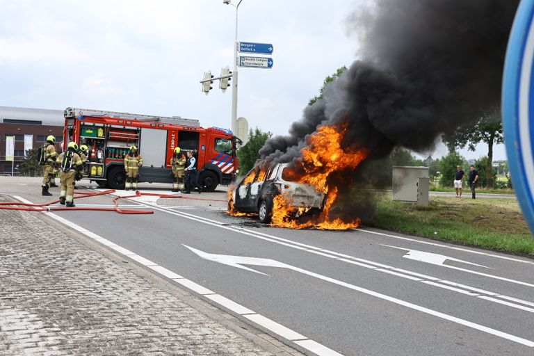 Waardoor de auto vlam vatte, wordt onderzocht (foto: SK-Media).