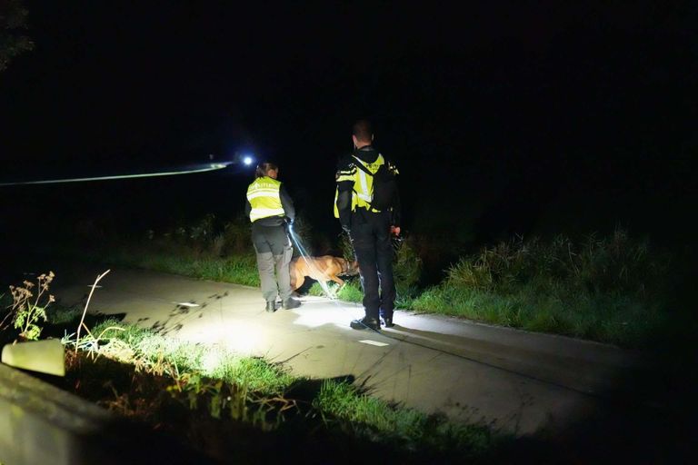 Onder meer met een speurhond werd naar de verdwenen automobiliste gezocht (foto: Harrie Grijseels/SQ Vision).