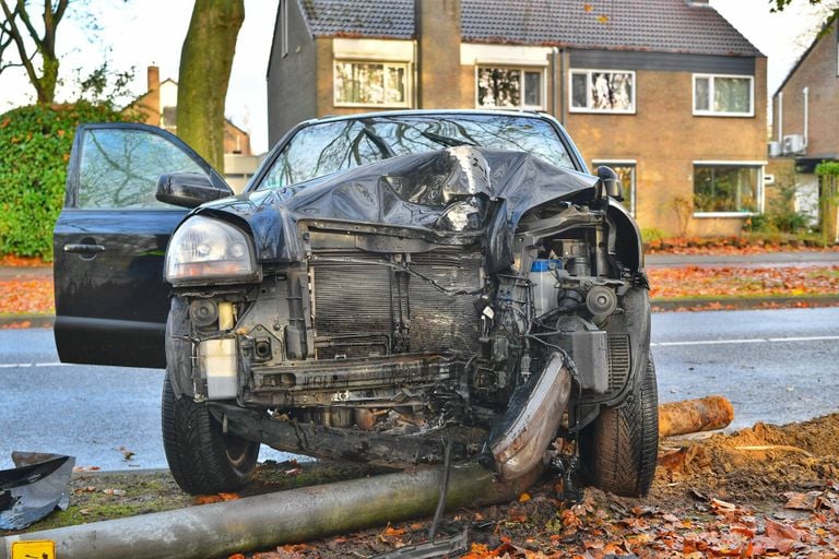 De auto raakte bij de botsing in Veldhoven zwaar beschadigd (foto: Rico Vogels/SQ Vision).