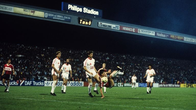 Foto uit de wedstrijd tussen PSV en Galatasaray in het Philips Stadion op 16 september 1987 (foto: ANP).