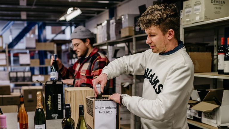 Frank en Thibaud van Breda Maakt Mij Blij pakken de wijn in (foto: Breda Maakt Mij Blij).