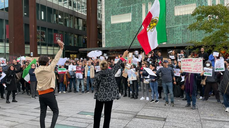 Demonstranten verzamelen zich op het 18 Septemberplein (Foto: Rene van Hoof)