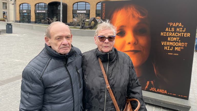 Louis en Annemie Horvers uit Tilburg met achter hen de foto van hun dochter Jolanda (foto: Tom van den Oetelaar).