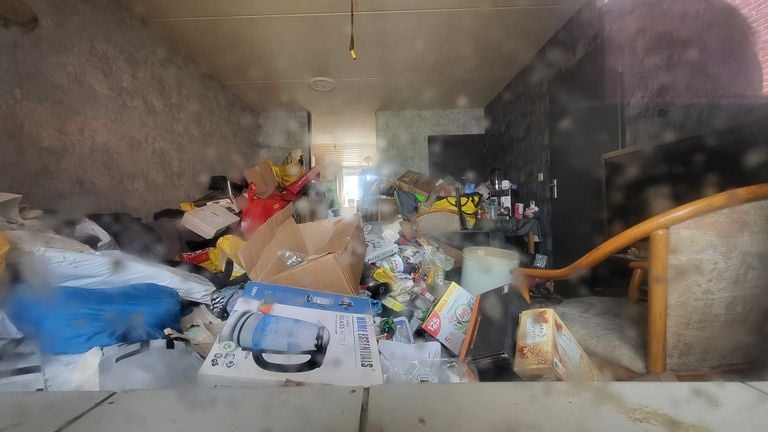 Het appartement is erg vervuild ( (foto: Landelijke Inspectiedienst Dierenwerlzijn).