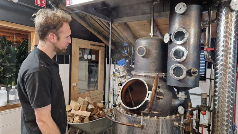 Het maken van nieuwe whisky (foto: Tom Berkers). 