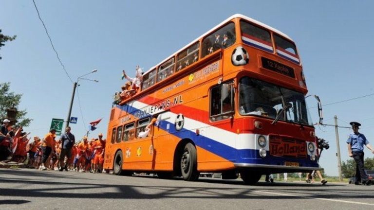 De beroemde Oranjebus reed al door vele straten over de hele wereld. 